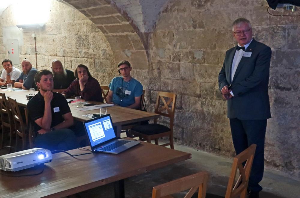 Profesor Pavel Dost�lek z Vysok� �koly chemicko technologick� v Praze.
