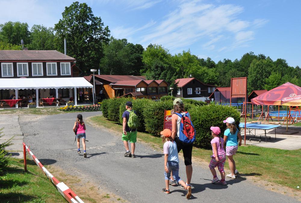 Turist� p�ich�zej� do restaurace.