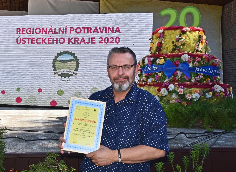 Petr Heinrich ukazuje ocen�n� ze Zahrady �ech.